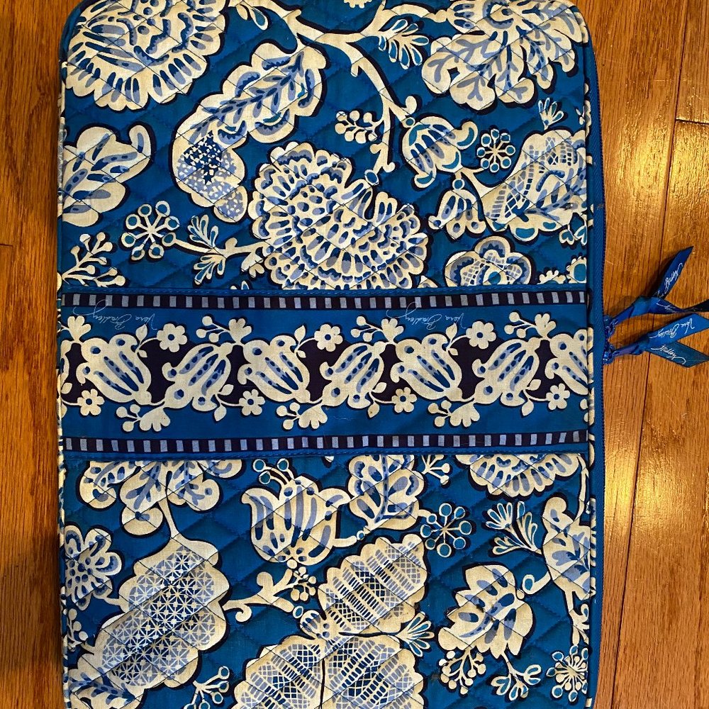 VERA BRADLEY LAPTOP BAG. ZIPPERED TOP  BLUE WHITE COLORS CLEAN GREAT 4 TRAVEL